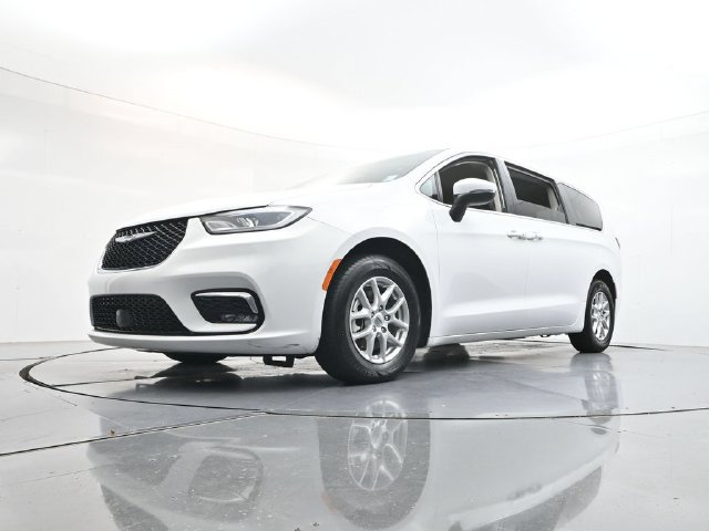 Used 2023 Chrysler Pacifica Touring-L FWD image 44
