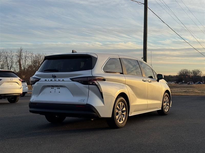 Used 2024 Toyota Sienna XLE image 6