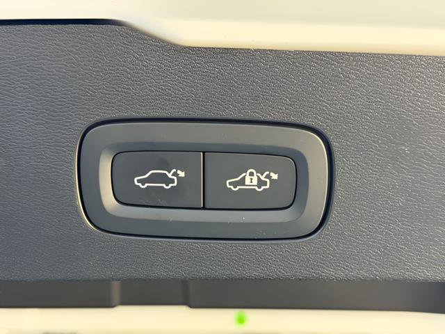 Used 2025 Volvo V60 B5 Cross Country Plus image 25