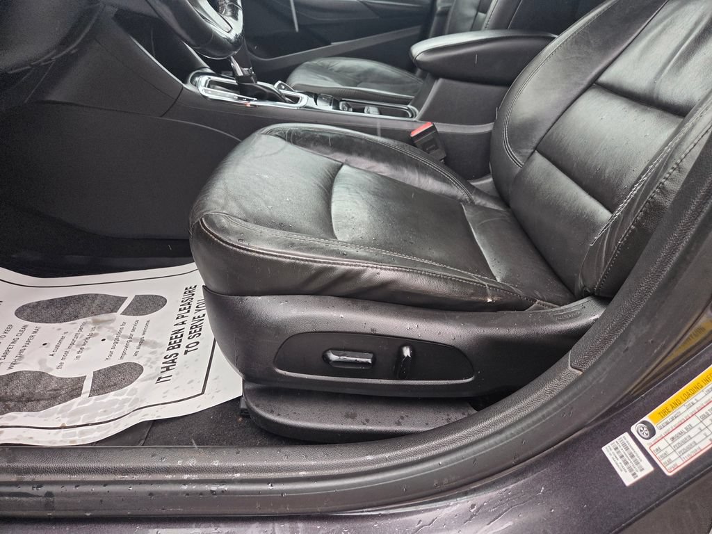 Used 2017 Chevrolet Cruze Premier FWD image 16