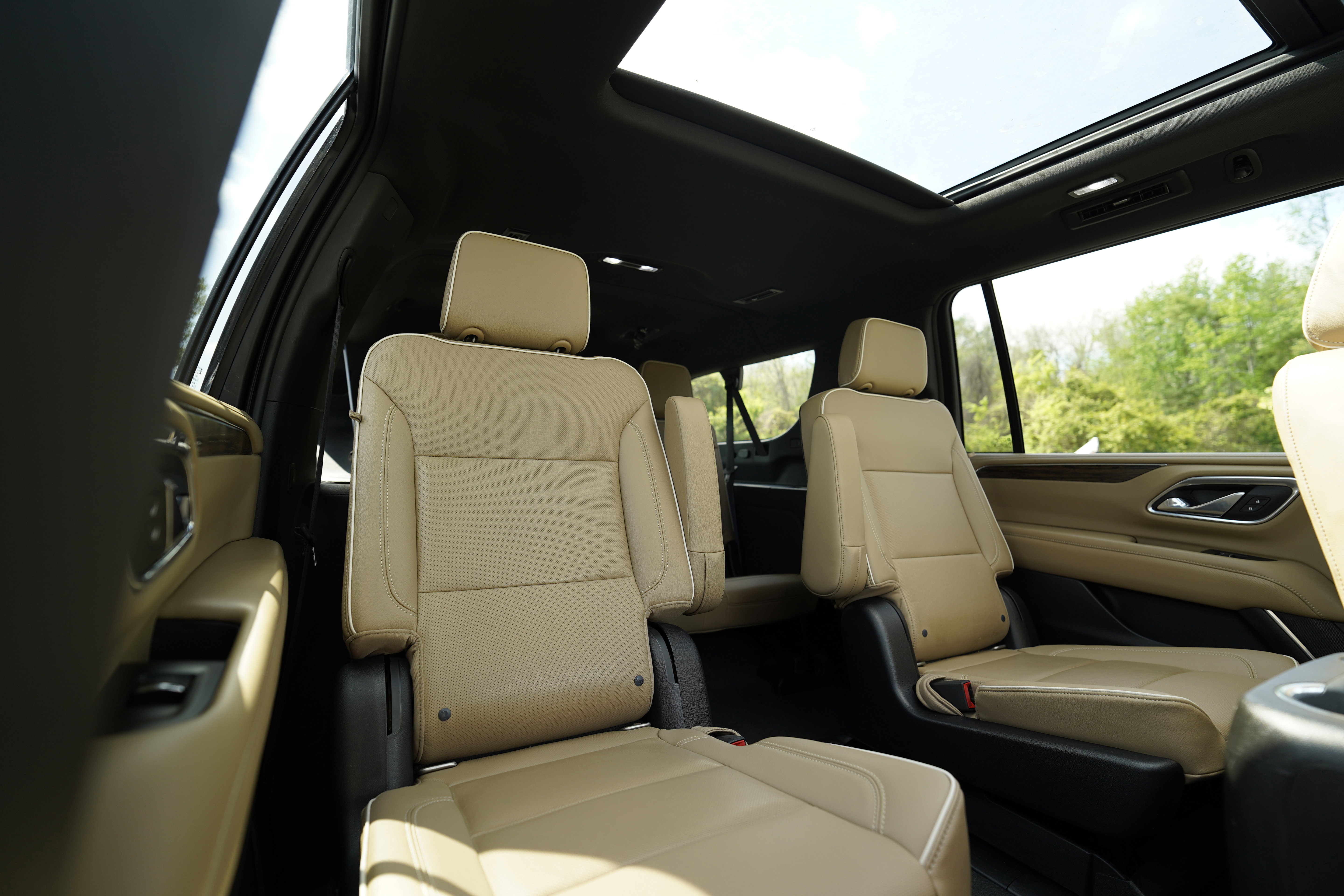 Used 2021 Chevrolet Suburban Premier w/ Premium Package RWD image 14