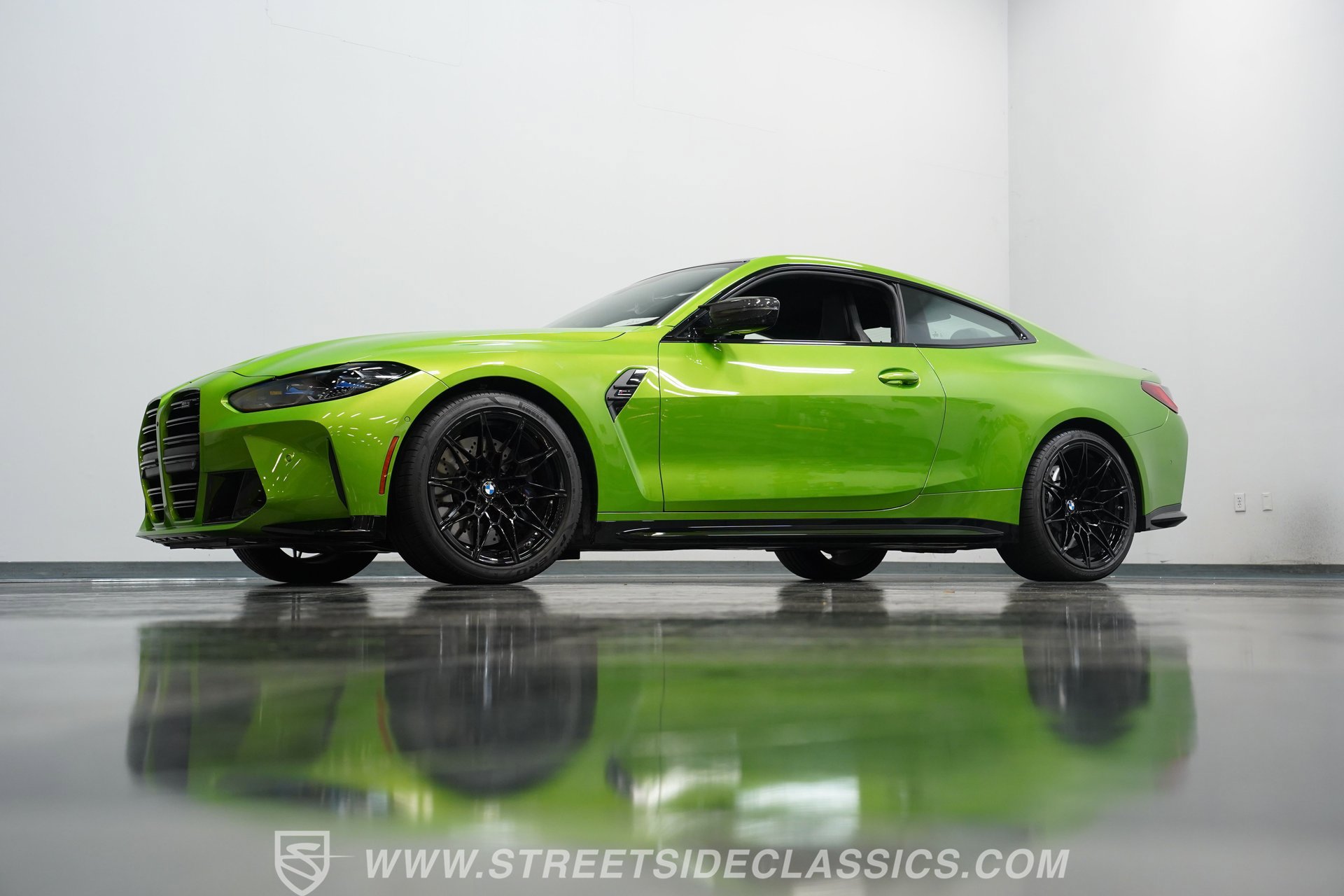 Used 2021 BMW M4 Competition w/ M Carbon Exterior Package RWD image 21