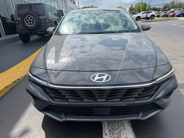 Used 2025 Hyundai Elantra SEL FWD image 2