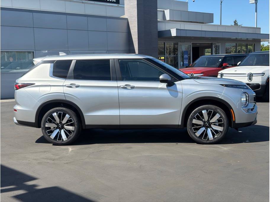 Used 2025 Mitsubishi Outlander SE AWD/4WD image 4