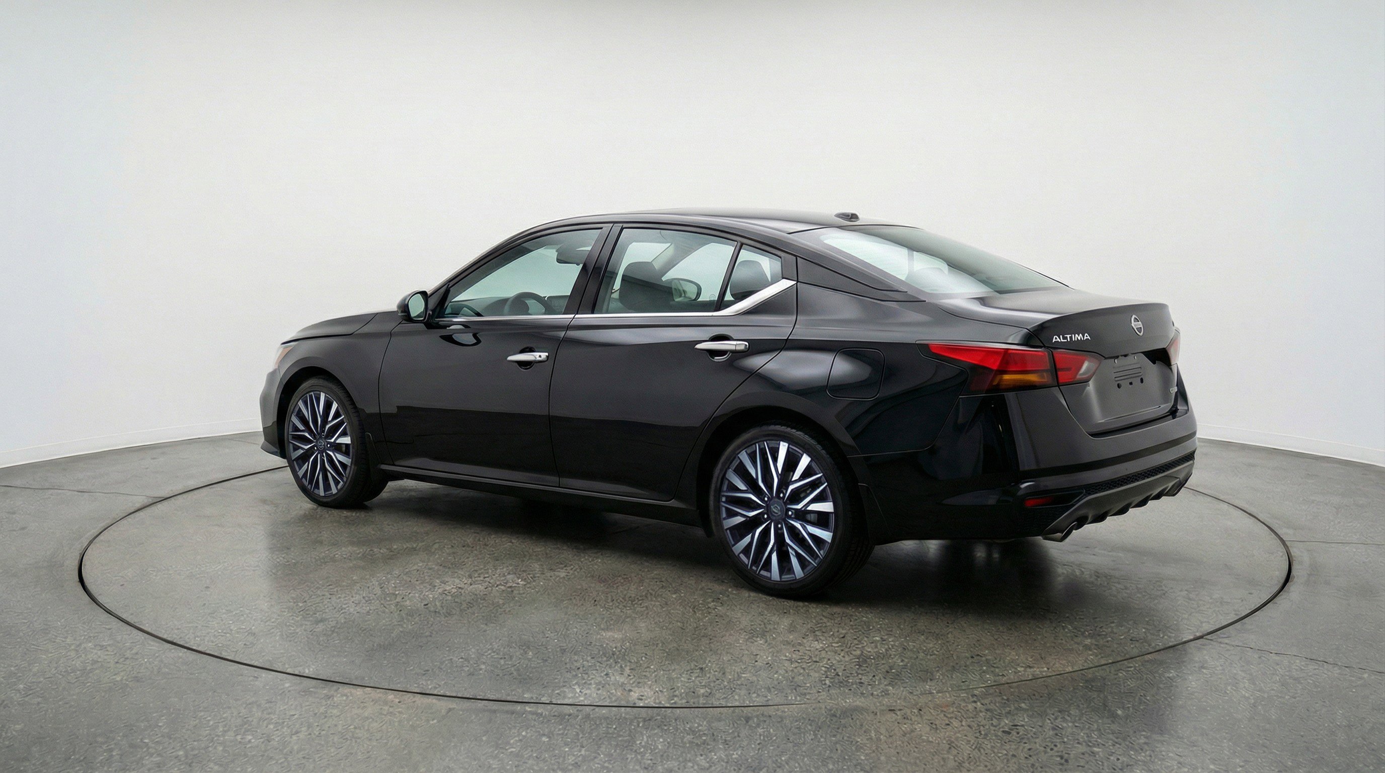 Used 2025 Nissan Altima 2.5 SV FWD image 6