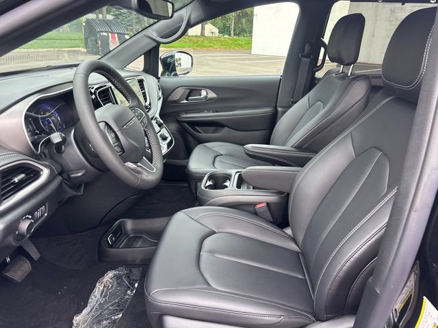 New 2027 Chrysler Pacifica Select w/ Family Tech Group FWD image 6