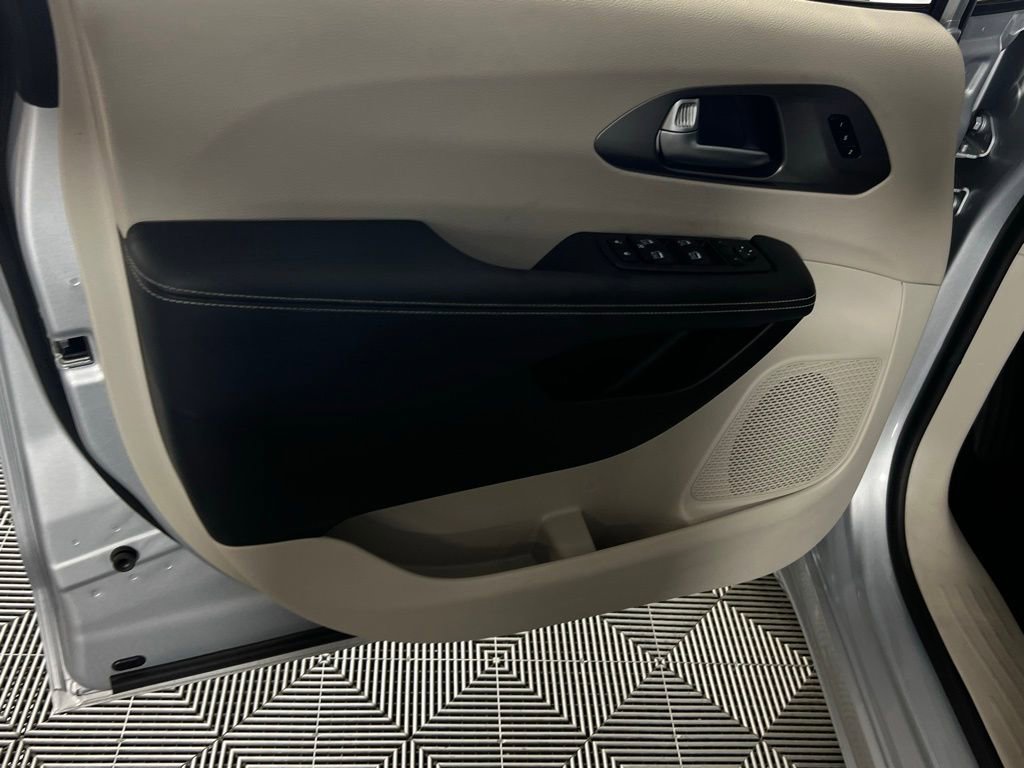 Used 2023 Chrysler Pacifica Touring-L w/ Uconnect Theater Family Group image 21