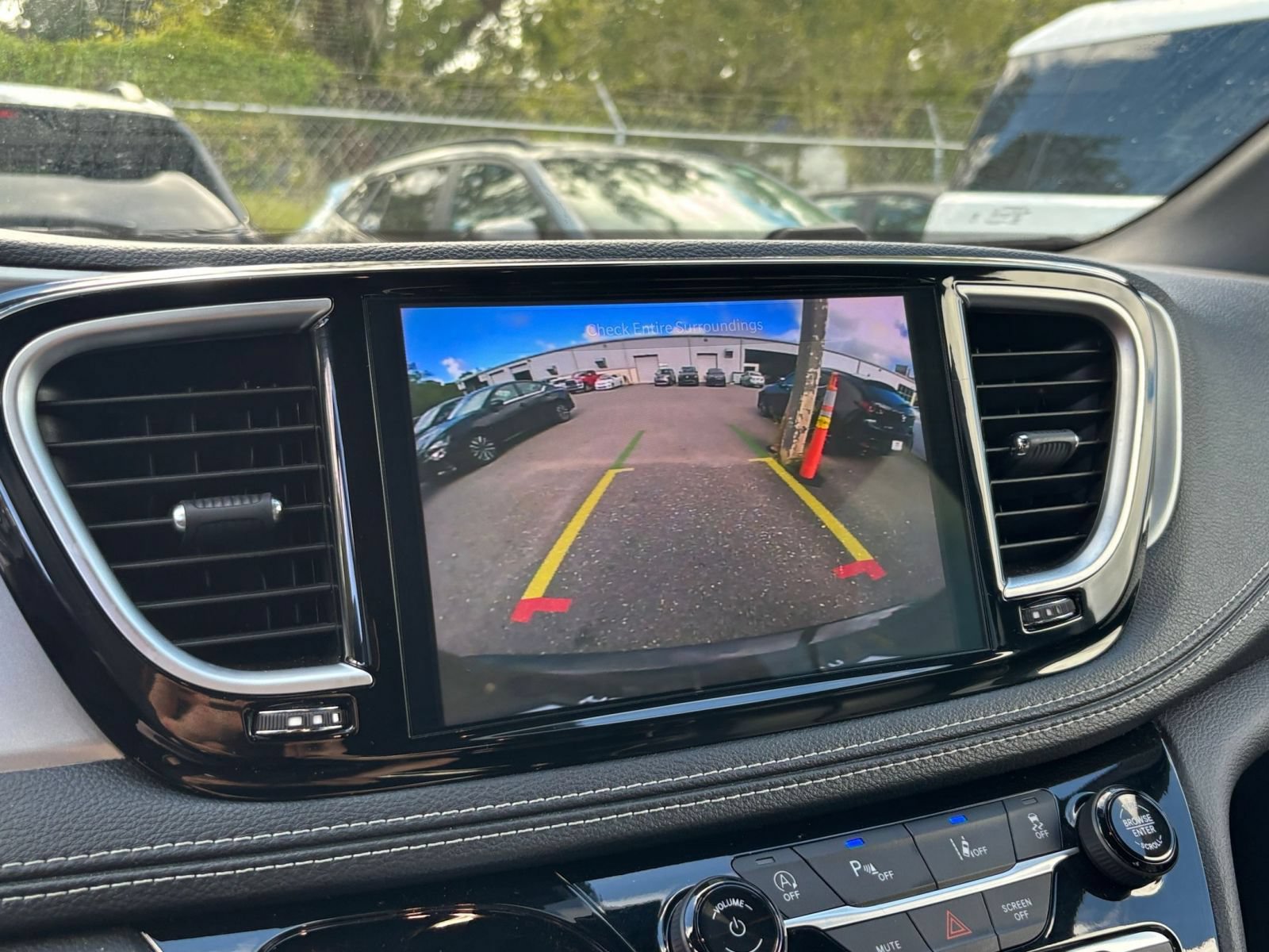 Used 2025 Chrysler Pacifica Limited FWD image 26