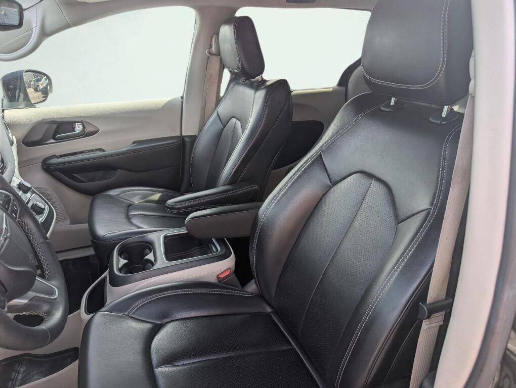 Used 2023 Chrysler Pacifica Touring-L FWD image 33