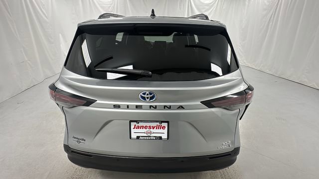 Used 2024 Toyota Sienna XLE image 4