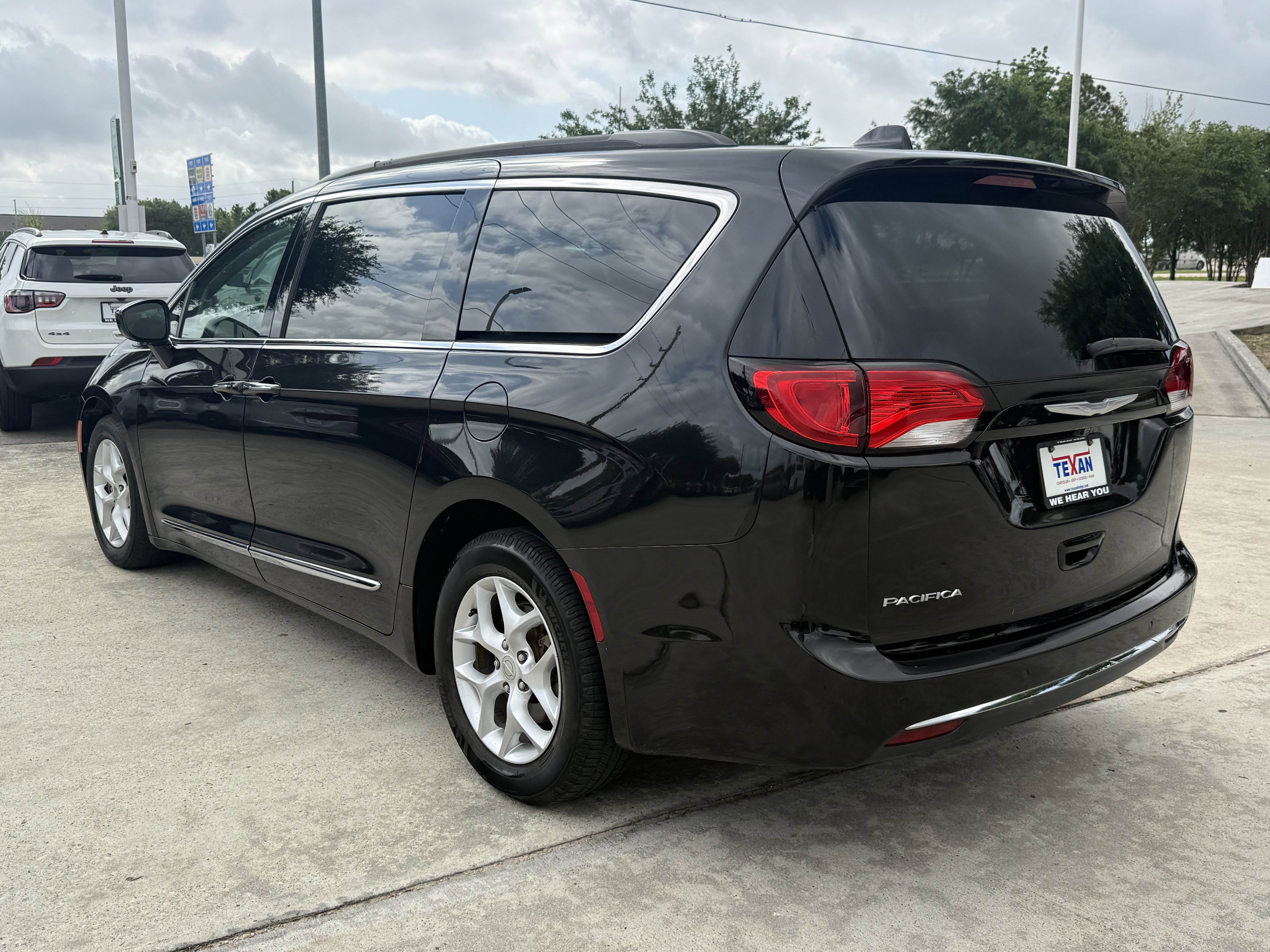 Used 2017 Chrysler Pacifica Touring-L w/ Tire & Wheel Group image 26