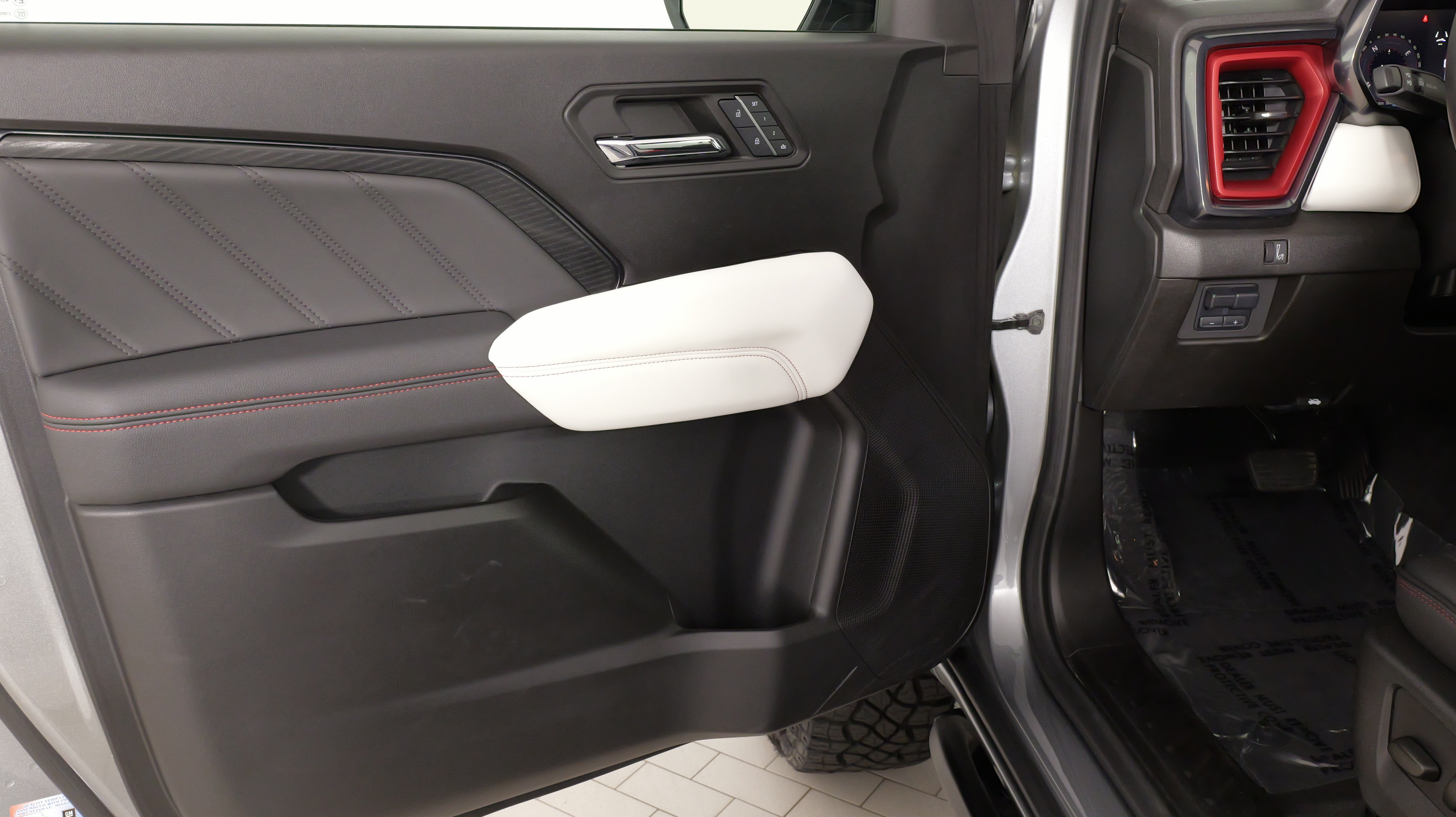 Used 2024 GMC Canyon AT4X AWD/4WD image 27