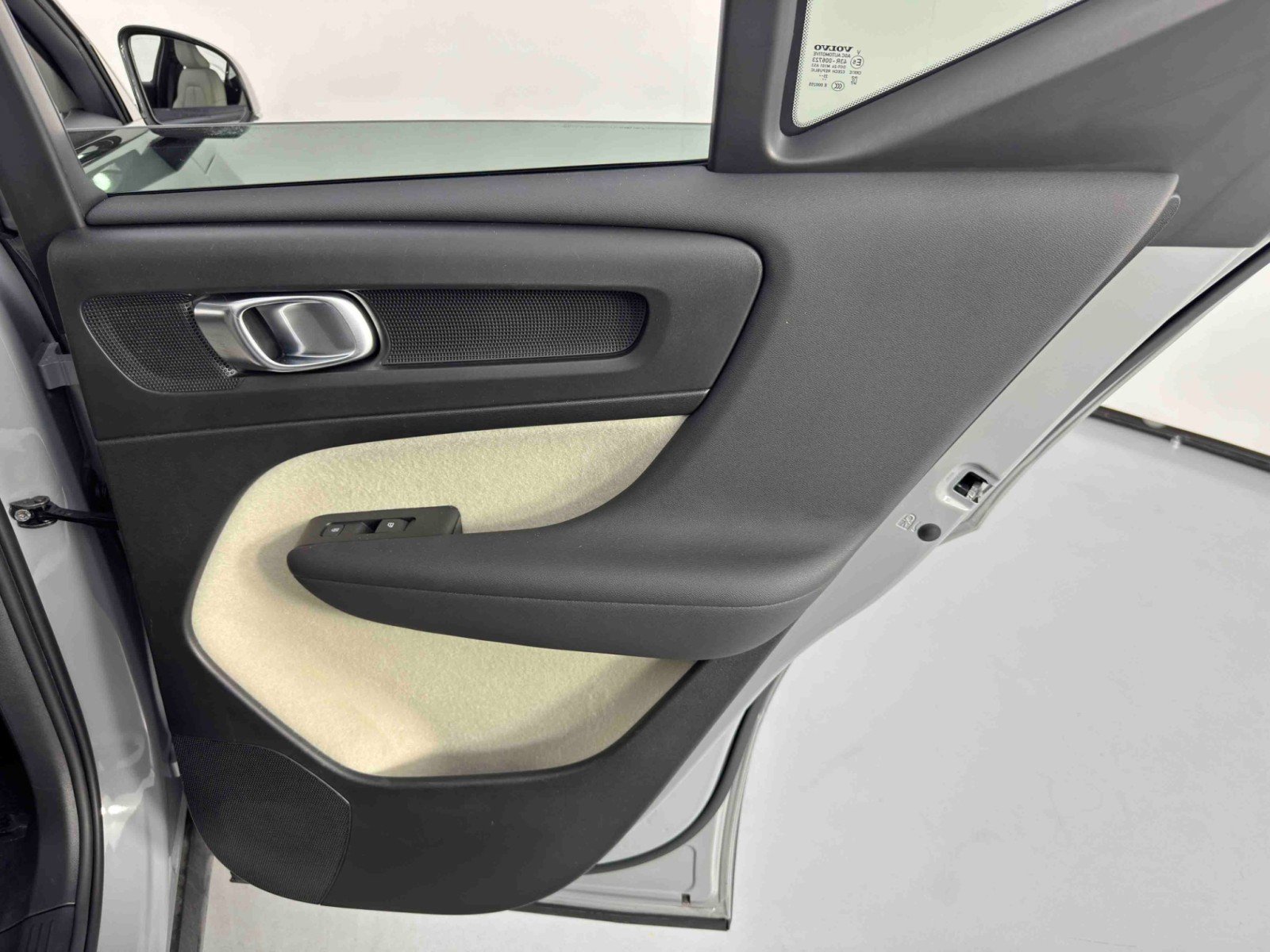 Used 2024 Volvo XC40 B5 Ultimate w/ Protection Package Premier image 48