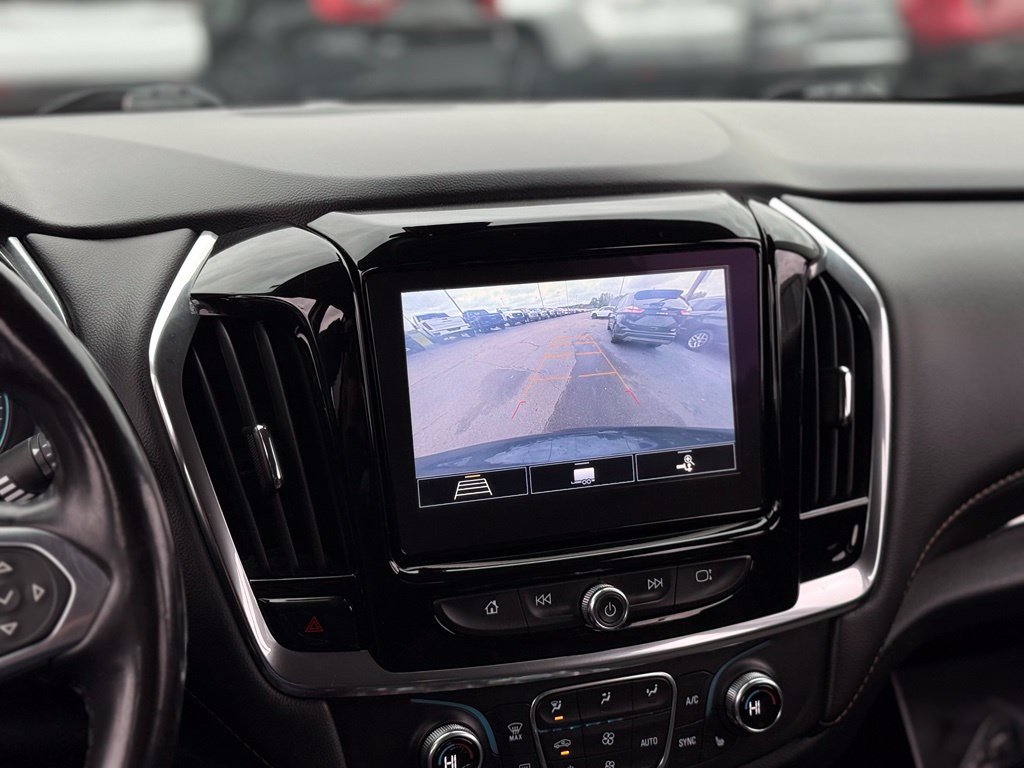 Used 2020 Chevrolet Traverse LT w/ Driver Confidence II Package AWD/4WD image 3