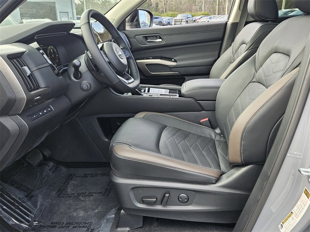 New 2025 Nissan Pathfinder Platinum image 3