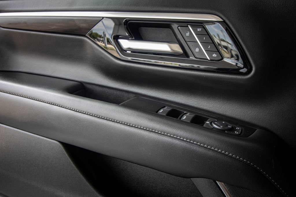 Used 2025 Chevrolet Suburban LT RWD image 21
