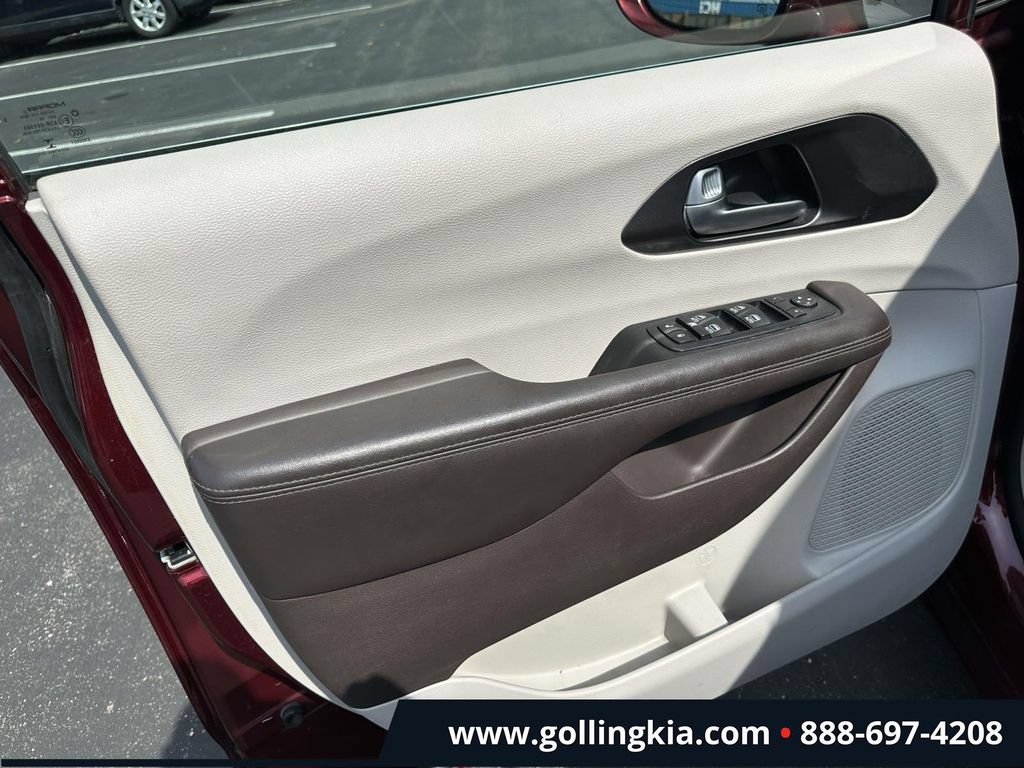 Used 2017 Chrysler Pacifica Touring-L Plus FWD image 14