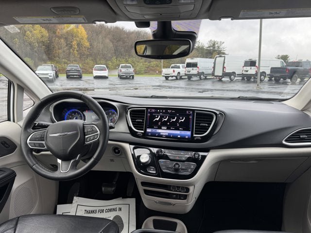 Used 2022 Chrysler Pacifica Touring-L image 15