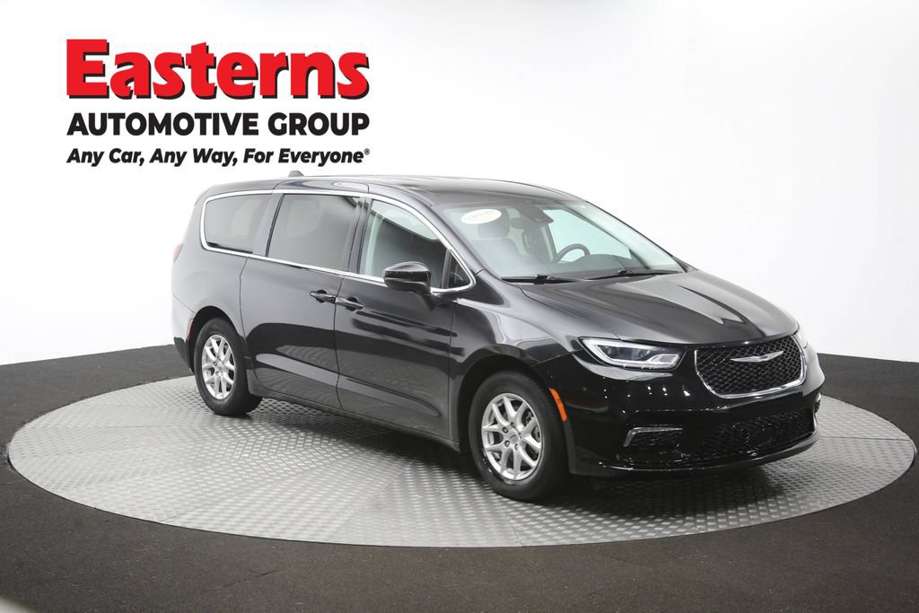 Used 2023 Chrysler Pacifica Touring-L FWD image 51