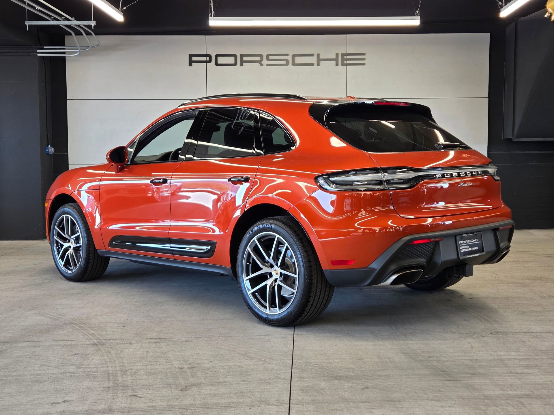 Certified 2025 Porsche Macan AWD/4WD image 3