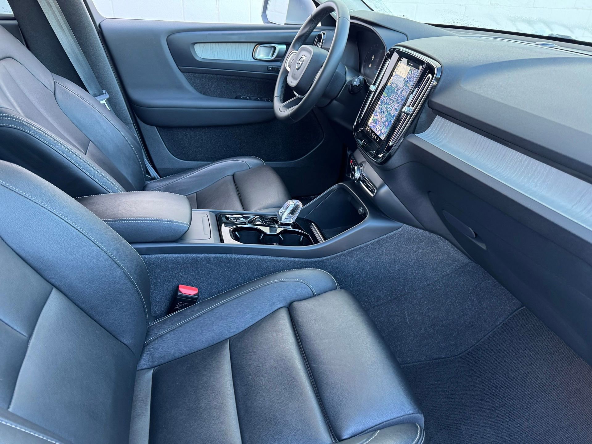 Used 2024 Volvo XC40 B5 Plus image 8