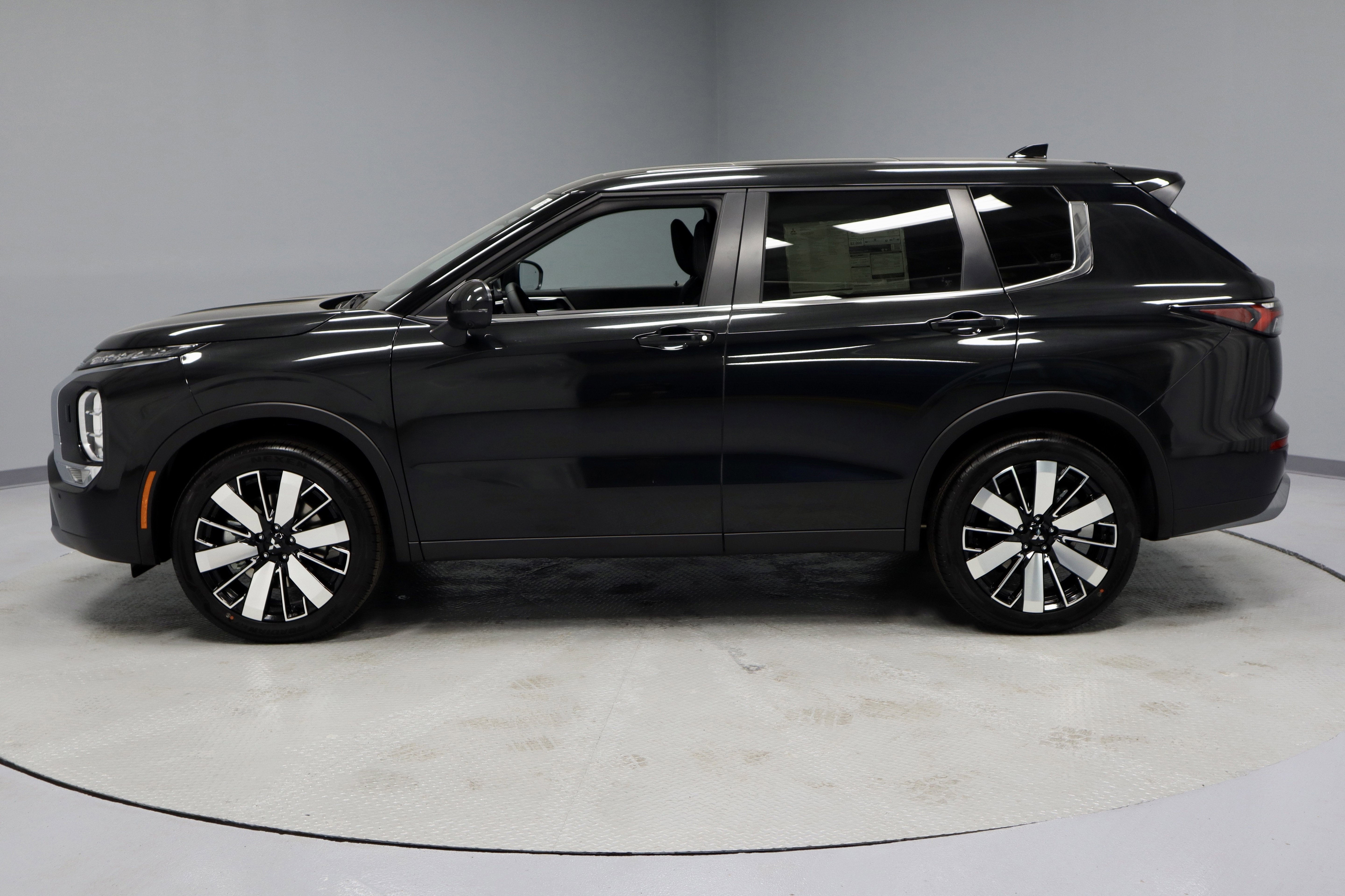 New 2025 Mitsubishi Outlander SE image 6