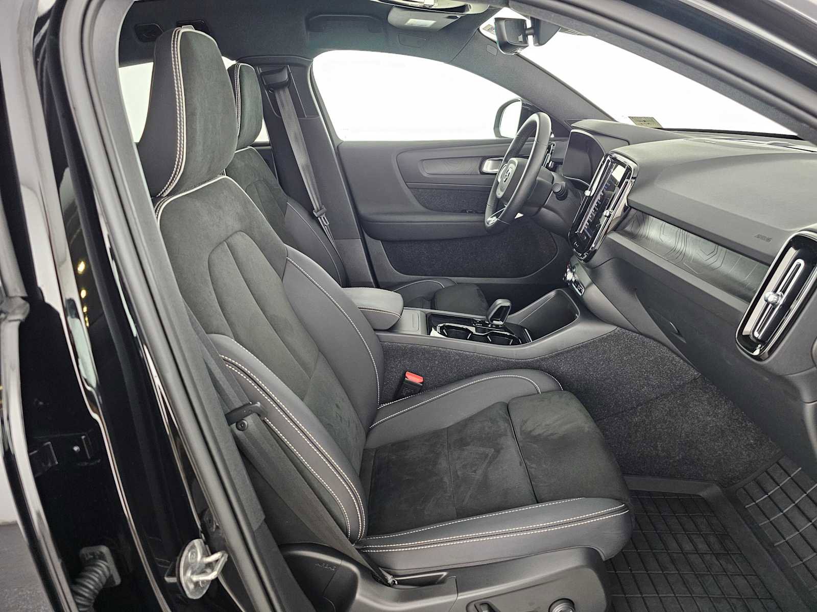 Used 2023 Volvo C40 P8 Recharge Ultimate image 10