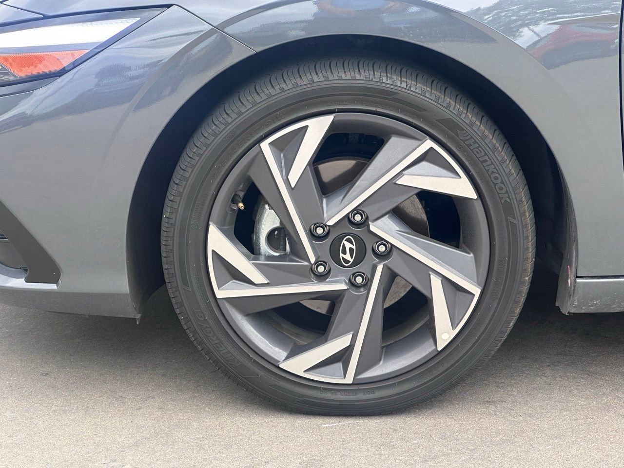 Used 2025 Hyundai Elantra Limited image 9