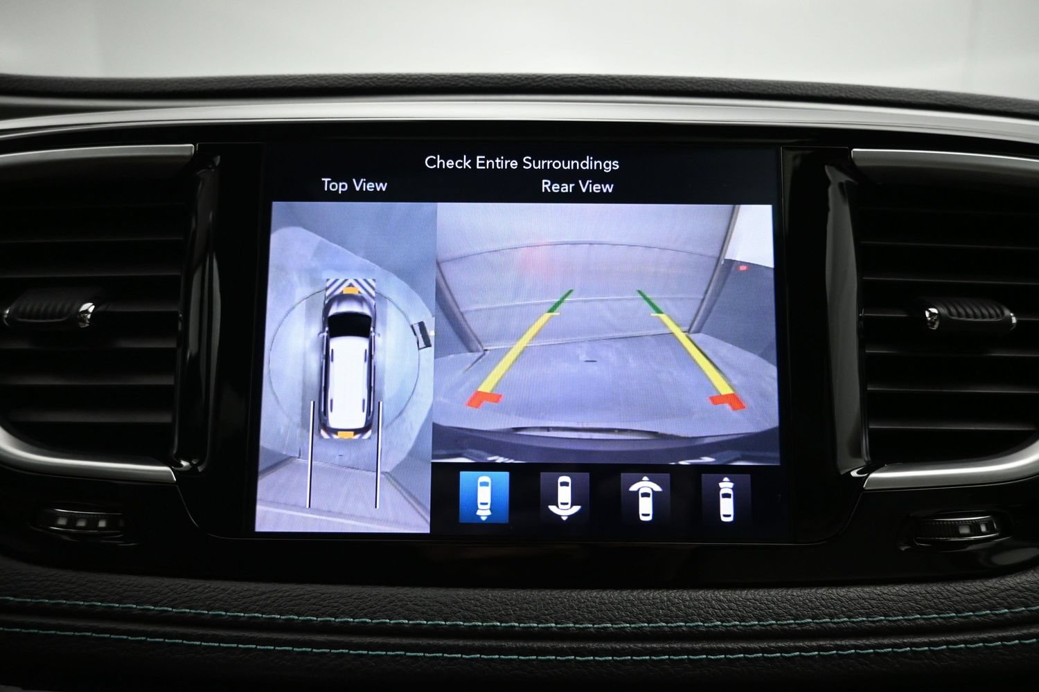 Used 2018 Chrysler Pacifica Limited w/ Advanced Safetytec Group FWD image 16