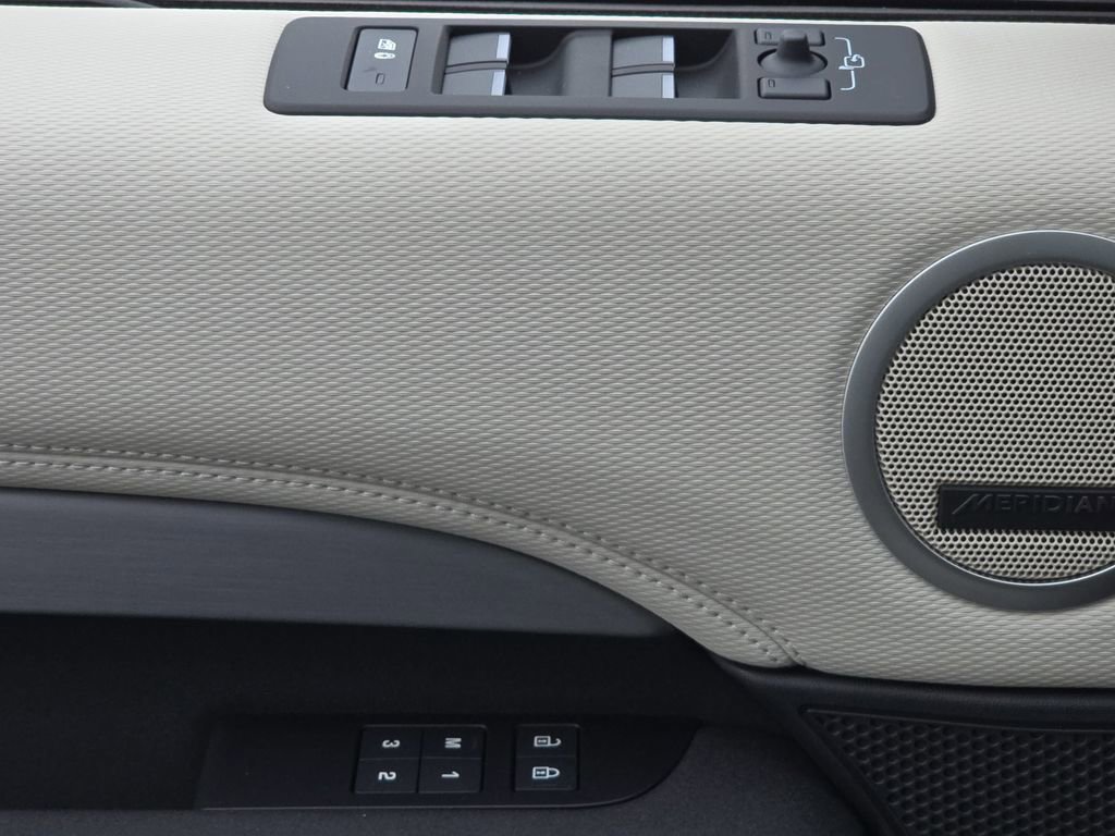 New 2026 Land Rover Discovery Limited Edition AWD/4WD image 30