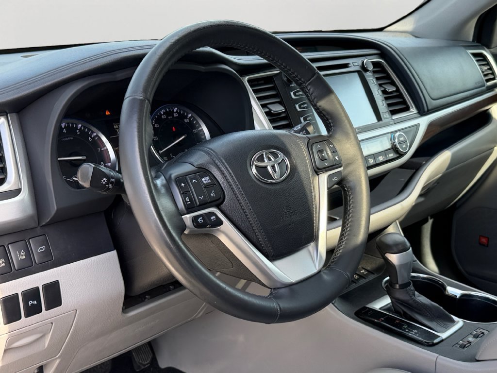 Used 2015 Toyota Highlander Limited w/ Driver Technology Package AWD/4WD image 18