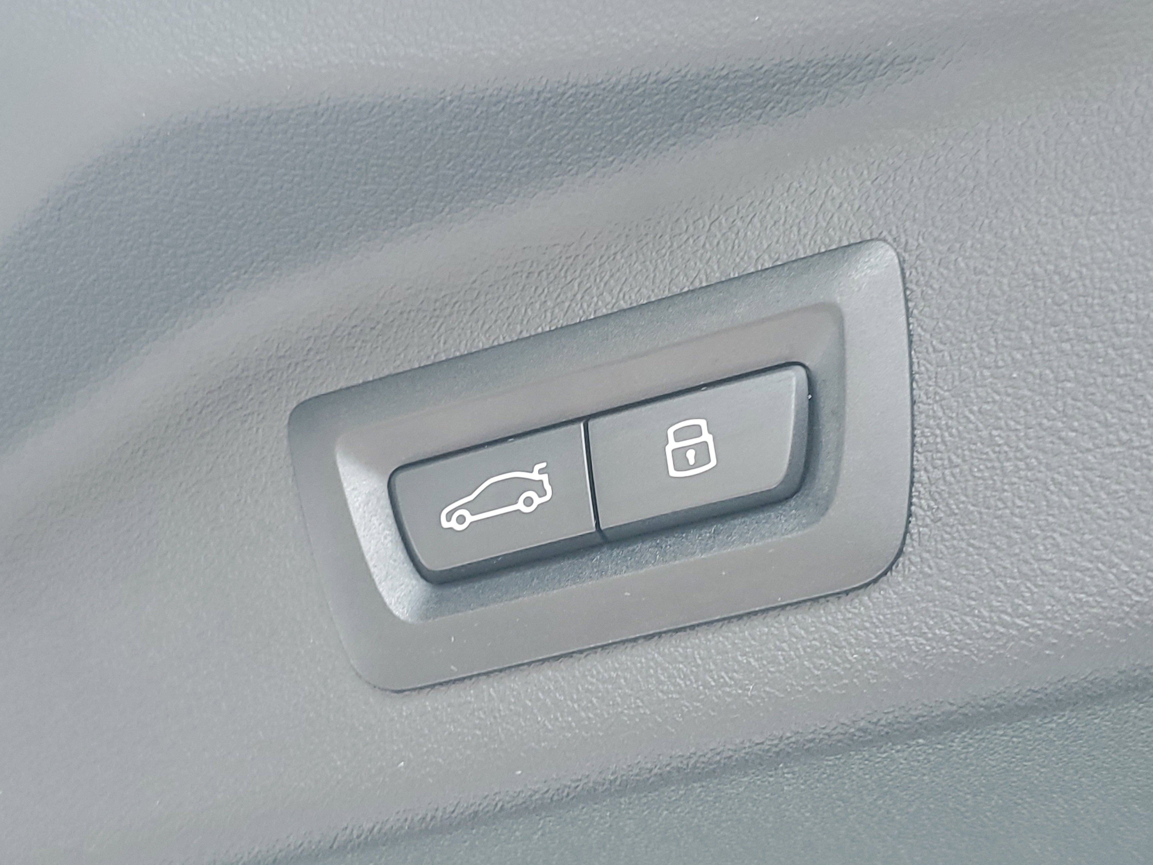 Certified 2025 BMW X7 xDrive40i w/ M Sport Package image 28