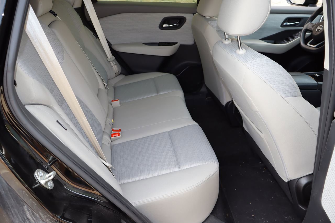 Used 2023 Nissan Rogue SV FWD image 17