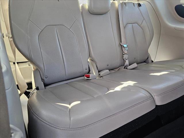Used 2021 Chrysler Pacifica Touring-L FWD image 19