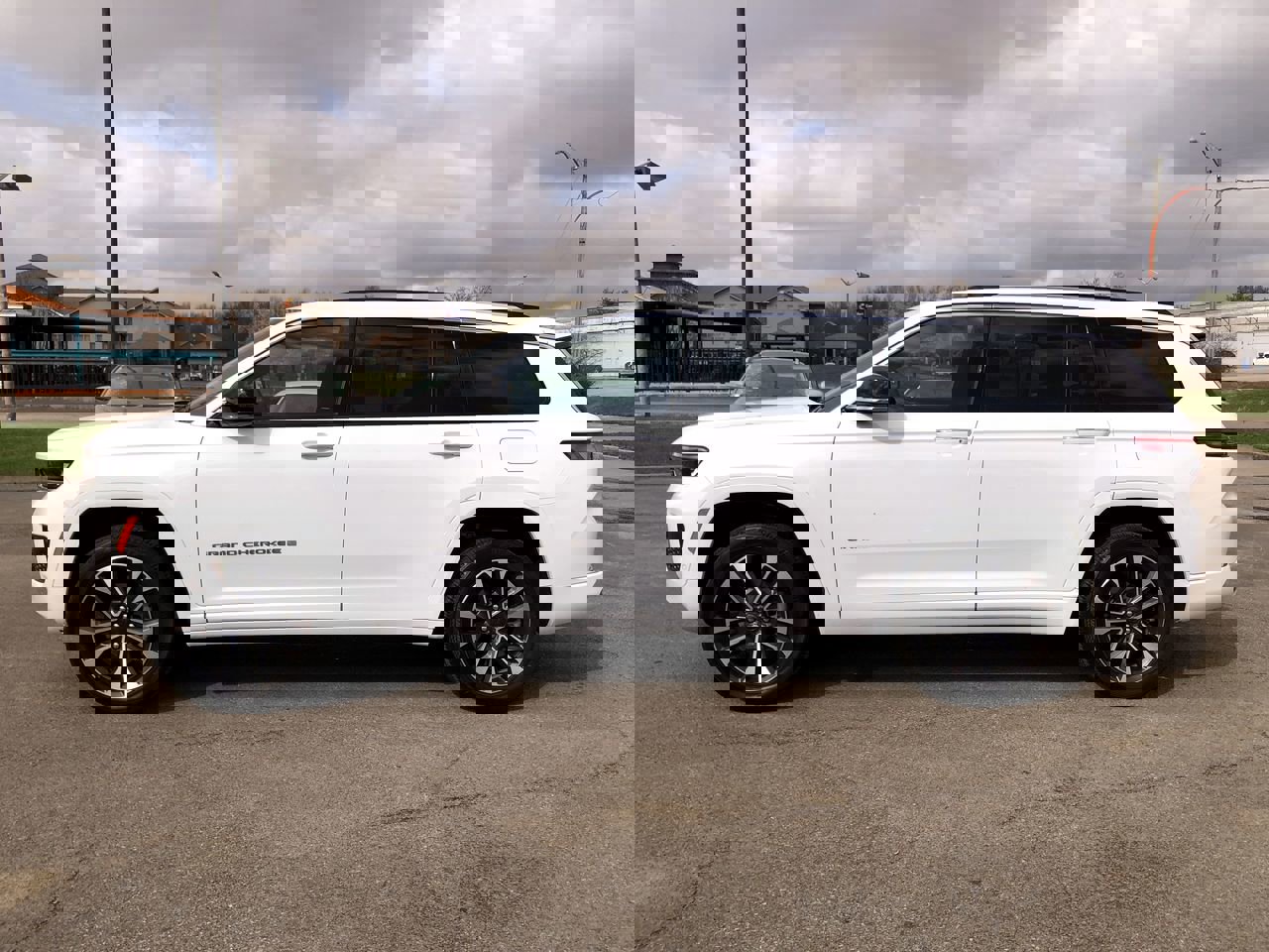 Used 2023 Jeep Grand Cherokee L Overland w/ Advanced Protech Group III image 11