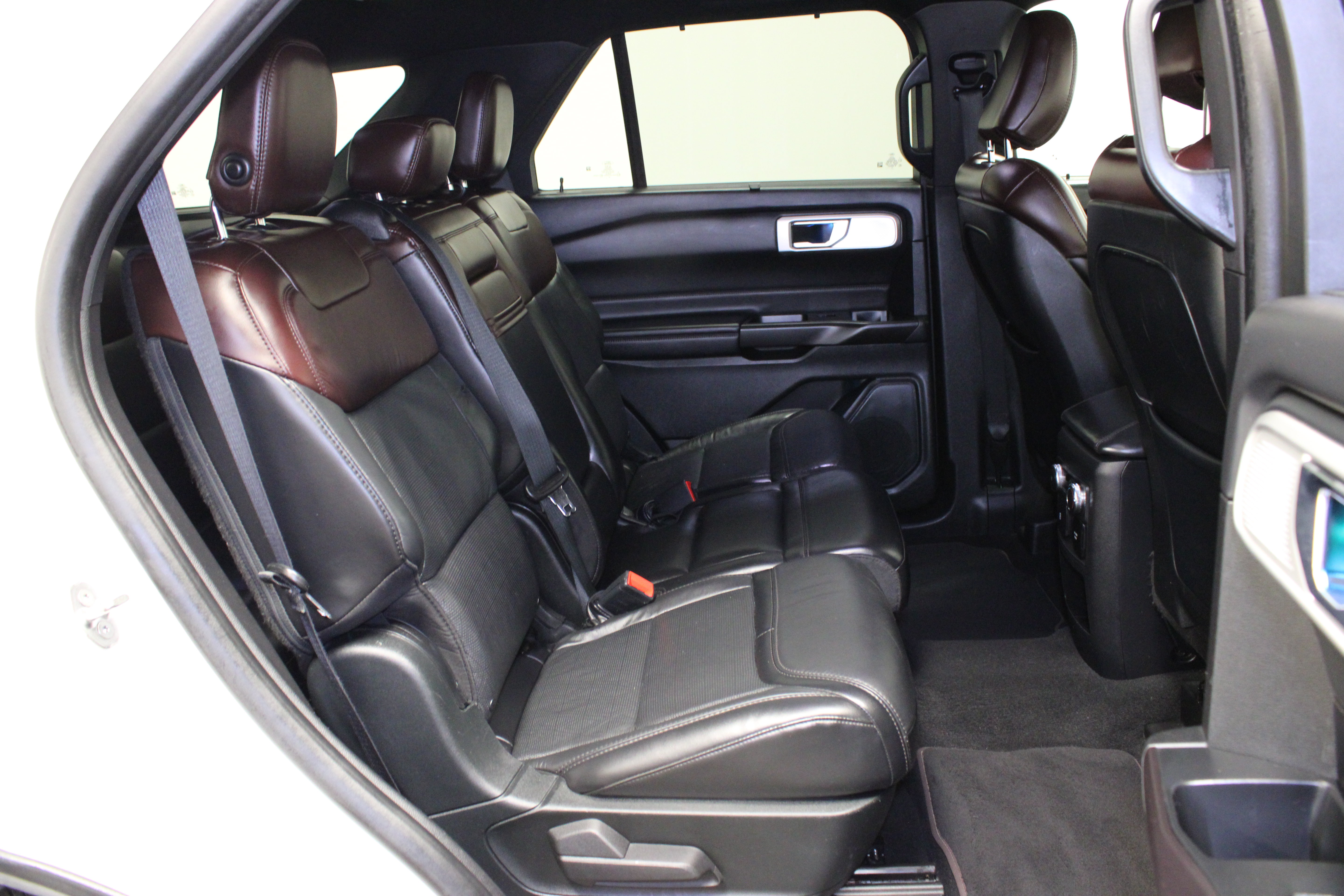 Used 2020 Ford Explorer Platinum w/ Premium Technology Package AWD/4WD image 17