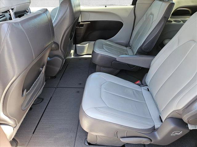 Used 2017 Chrysler Pacifica Touring-L FWD image 22
