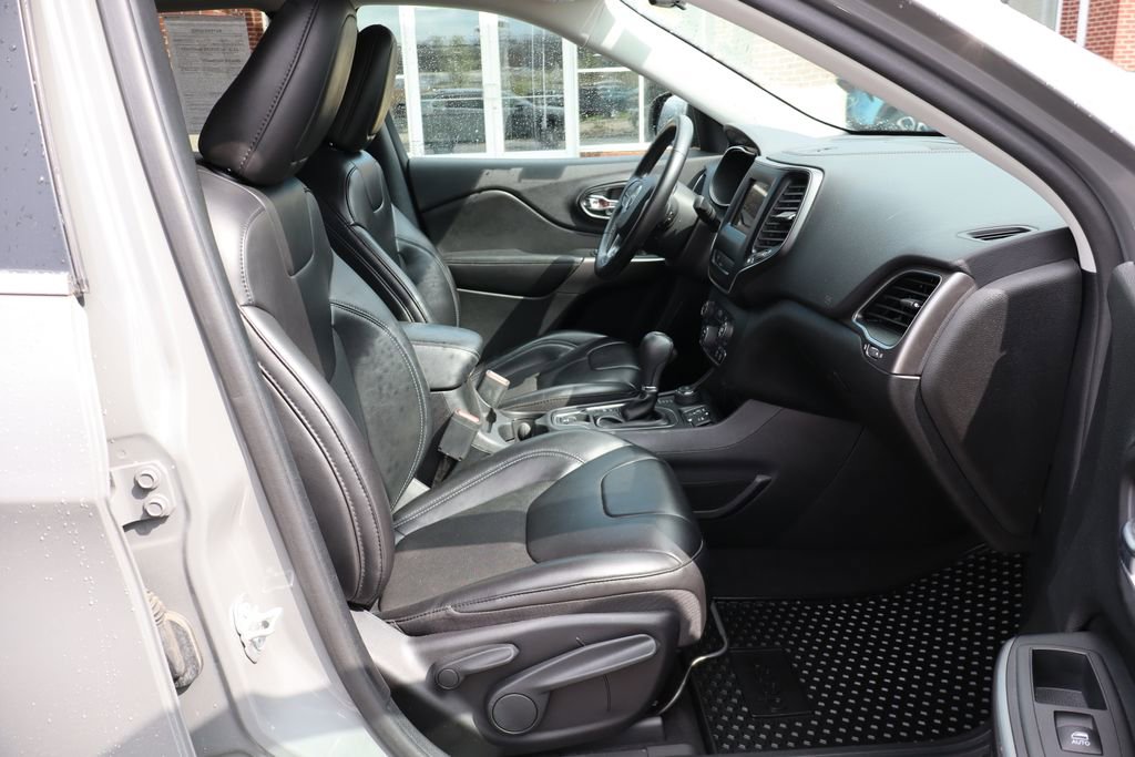 Used 2020 Jeep Cherokee Latitude Plus w/ Cold Weather Group AWD/4WD image 42