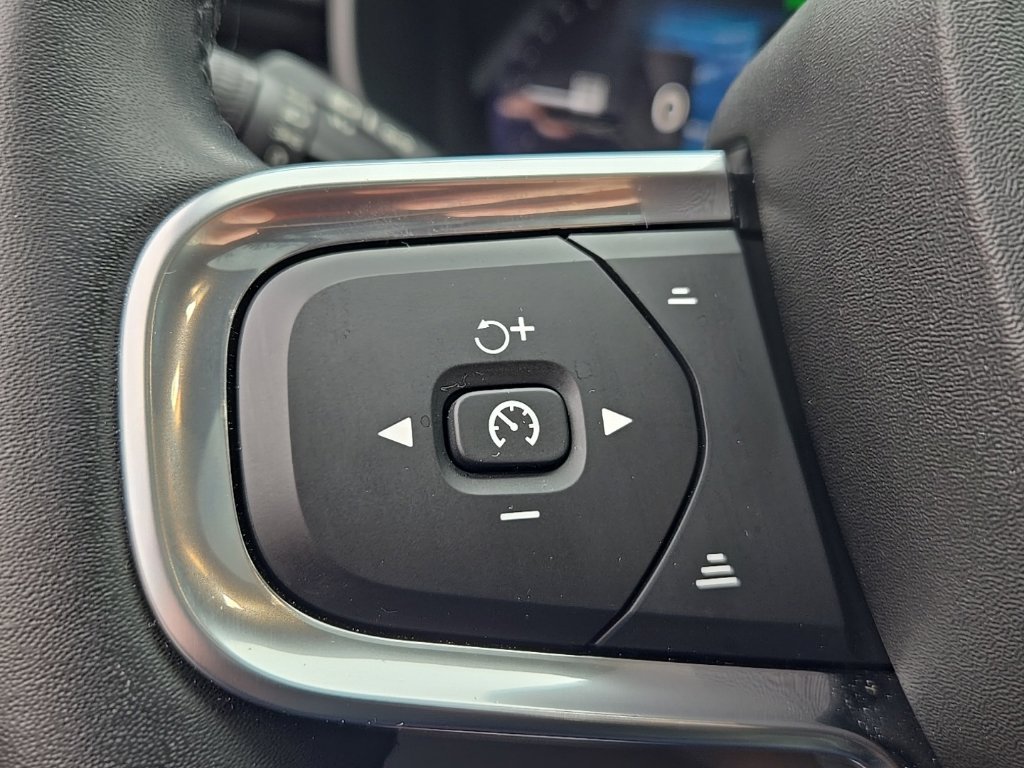 Certified 2025 Volvo XC40 B5 Ultra AWD/4WD image 26