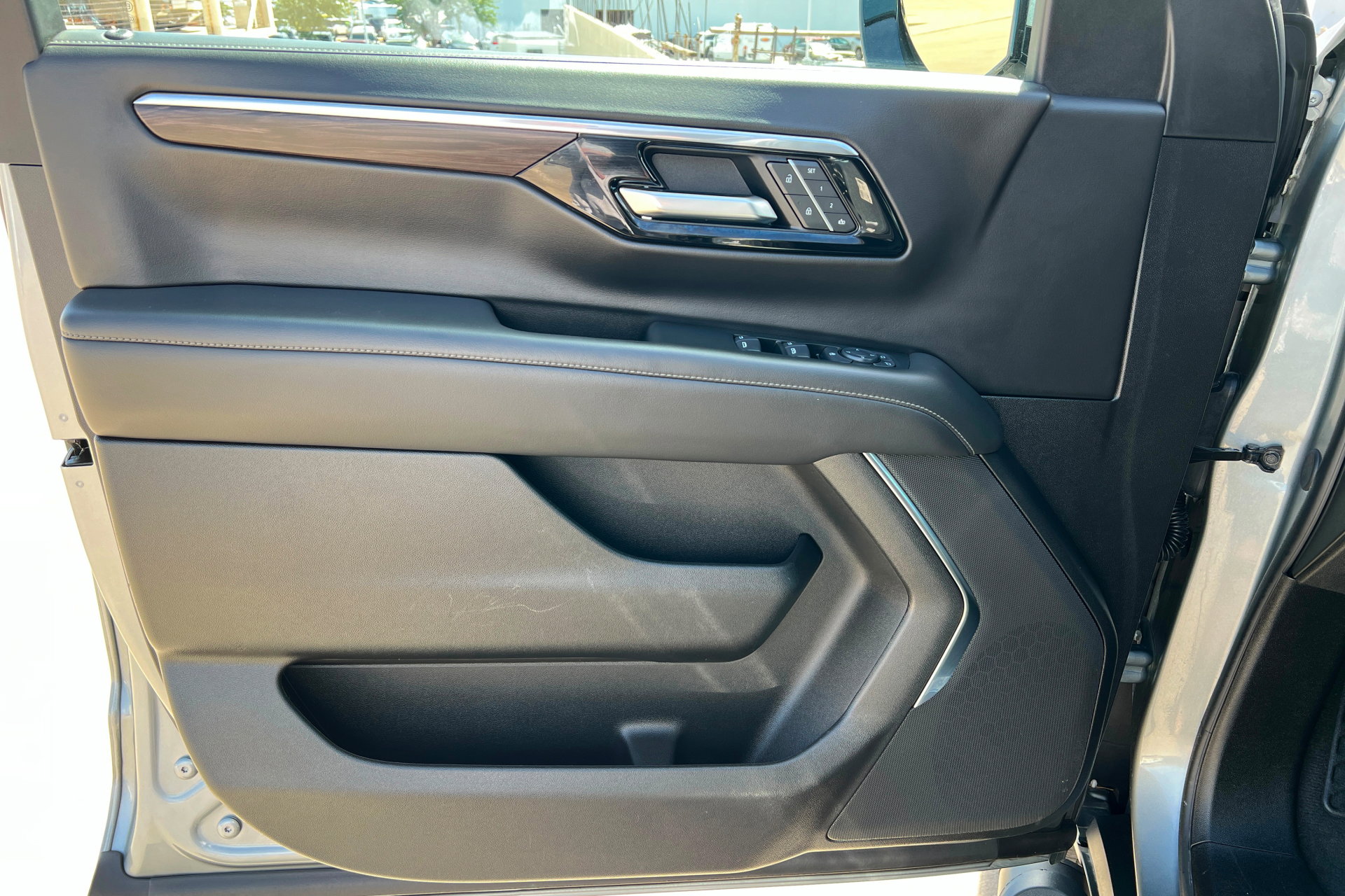 Used 2025 Chevrolet Suburban Z71 AWD/4WD image 15