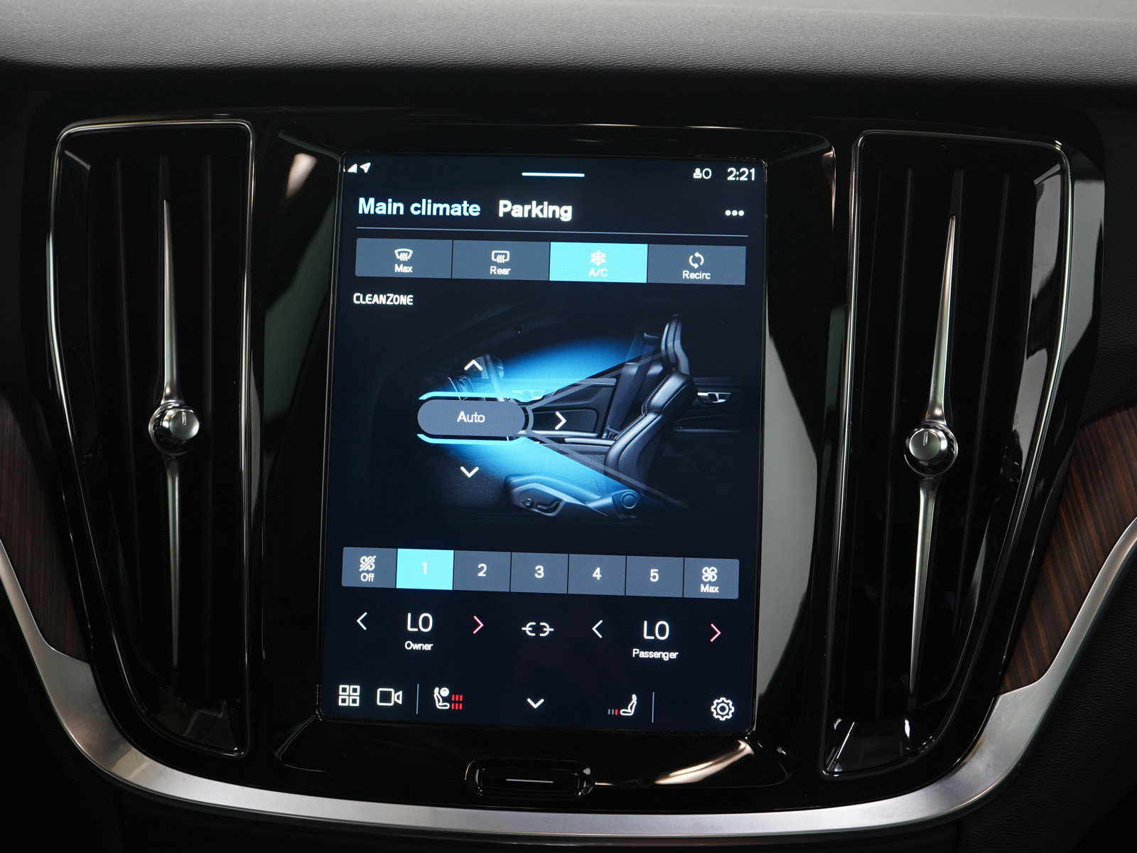 Used 2025 Volvo V60 B5 Cross Country Plus image 18