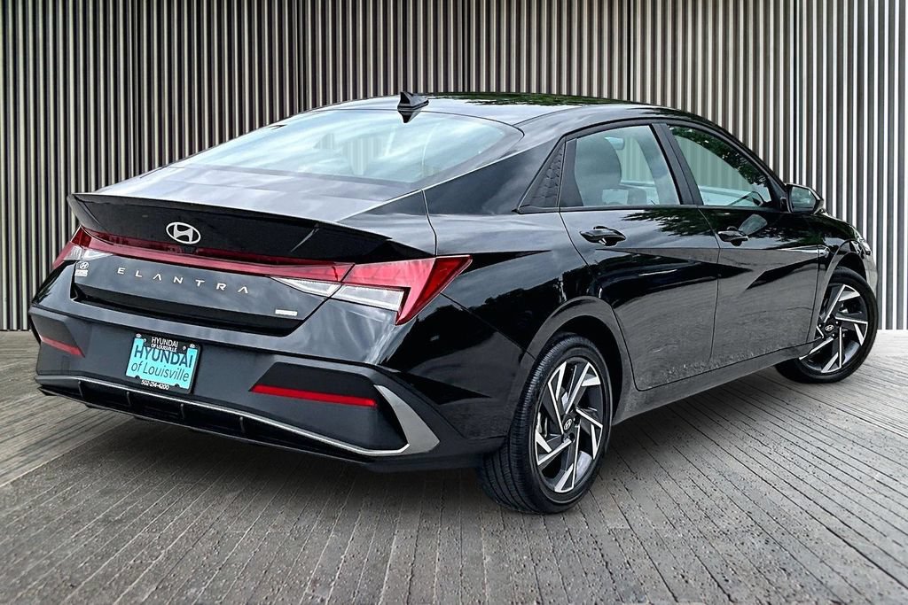 Certified 2025 Hyundai Elantra SEL FWD image 14