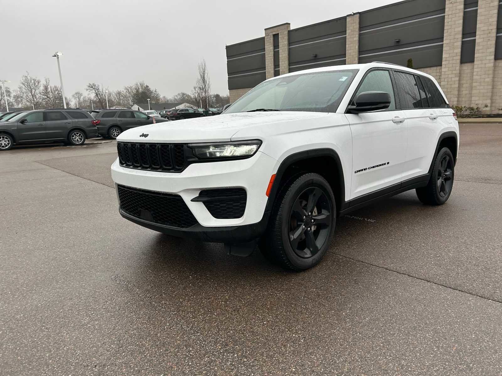 Used 2022 Jeep Grand Cherokee Altitude image 2