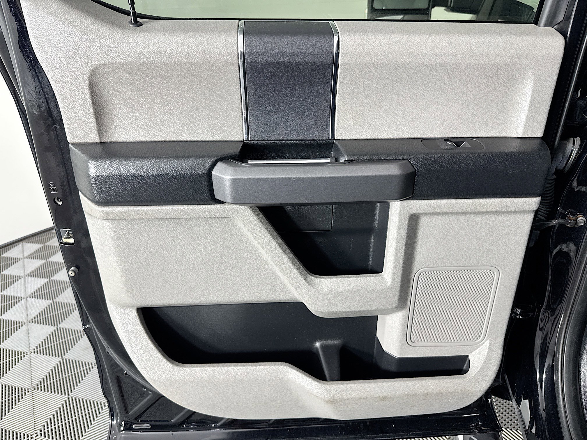 Used 2017 Ford F250 XLT w/ Snow Plow Prep Package image 21