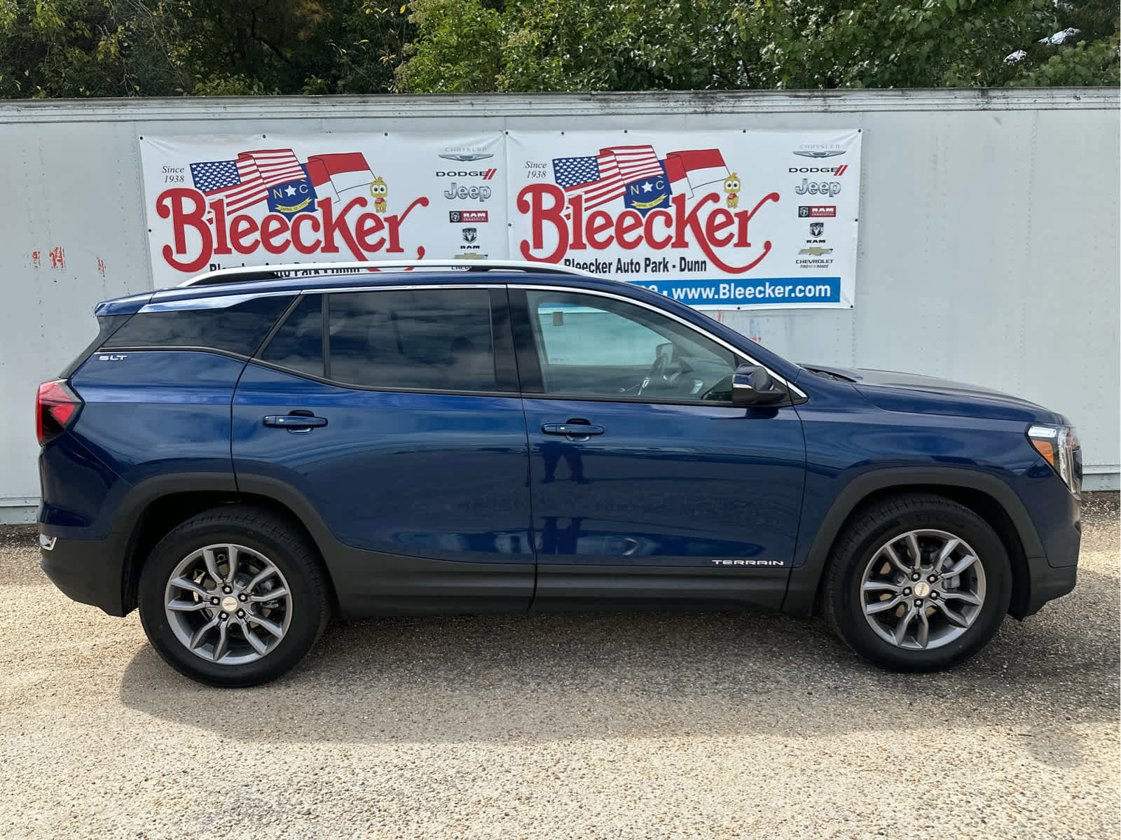 Used 2022 GMC Terrain SLT w/ Infotainment Package II image 2