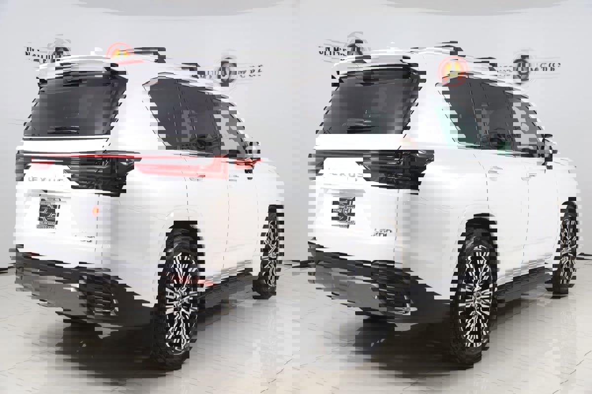 Used 2025 Lexus LX 600 4WD w/ Luxury Package image 3