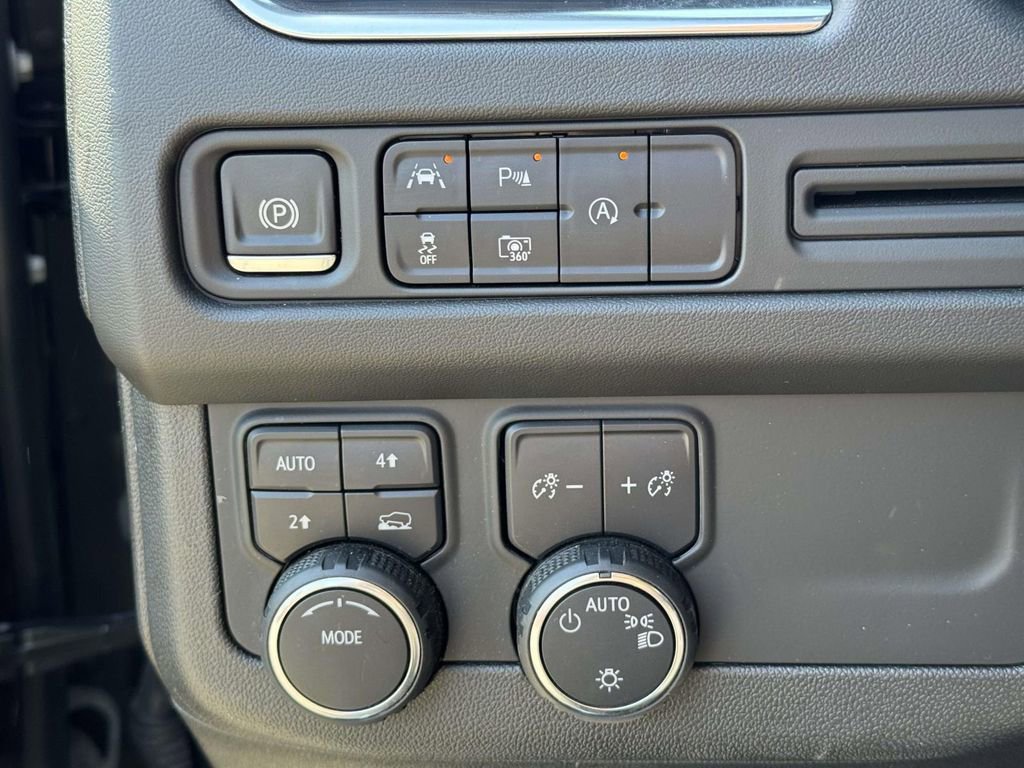 Used 2024 Chevrolet Suburban RST w/ Luxury Package AWD/4WD image 17