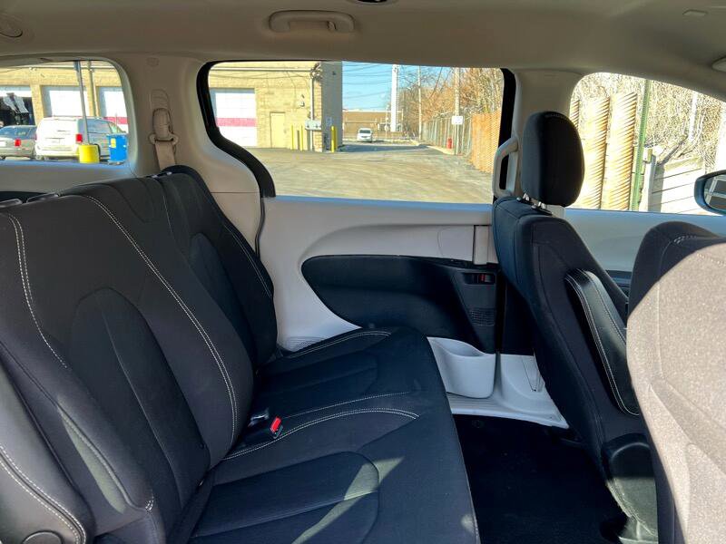 Used 2020 Chrysler Voyager L image 25