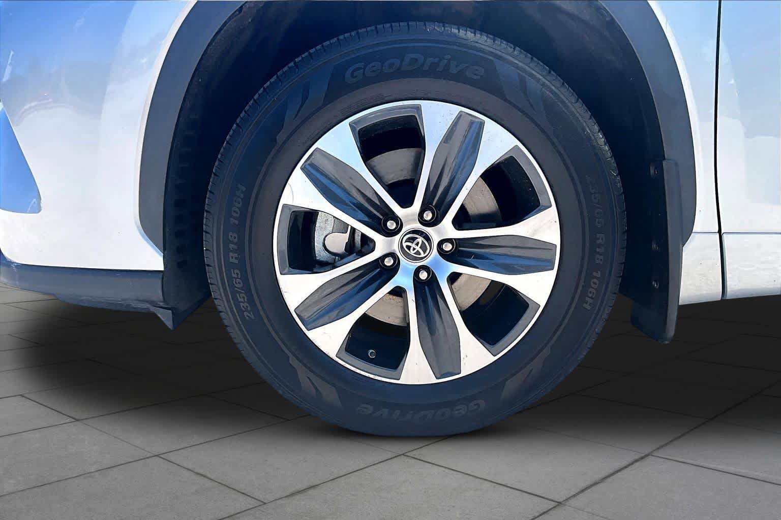 Used 2021 Toyota Highlander XLE AWD/4WD image 11