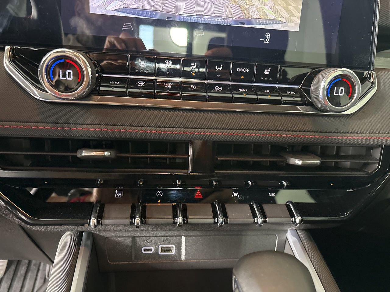 Used 2025 Chevrolet Colorado Z71 w/ Midnight Edition image 15